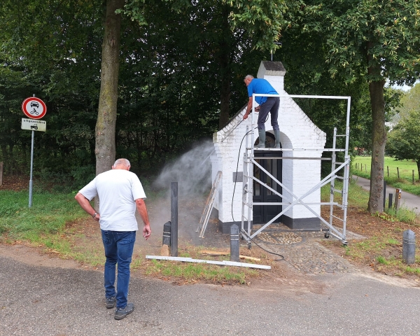 Heilige Familiekapel weer mooi in de verf Heilige Familiekapel weer mooi in de verf